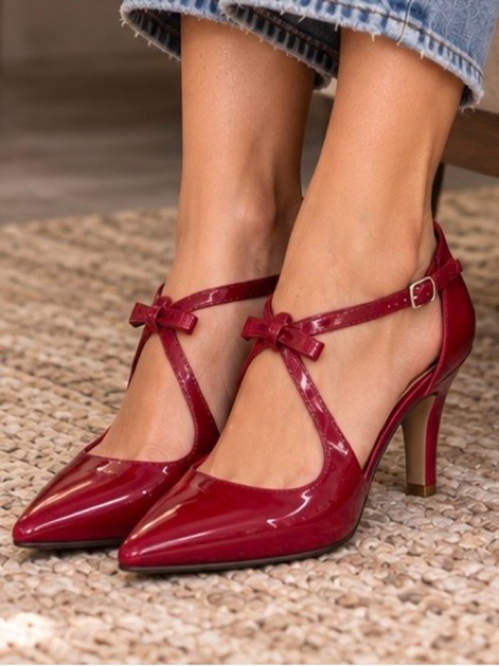 Bandolino Zeffer3 Red Patent T-Strap Bow Pointed Toe Kitten Heels 7.5M